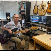 Professeur de musique diplômé d’état, propose des cours de Guitare, Guitare Basse et techniques de composition